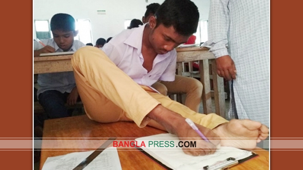 পা দিয়ে লিখে জেএসসিতে জিপিএ ৫ পেয়েছে মানিক