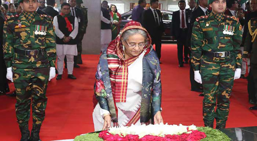 বঙ্গবন্ধুর প্রতিকৃতিতে প্রধানমন্ত্রীর শ্রদ্ধা
