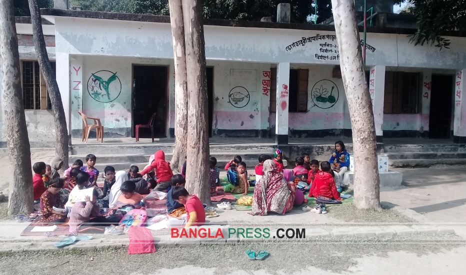 শ্রেনী কক্ষ সংকটে খোলা আকাশের নিচে পাঠদান