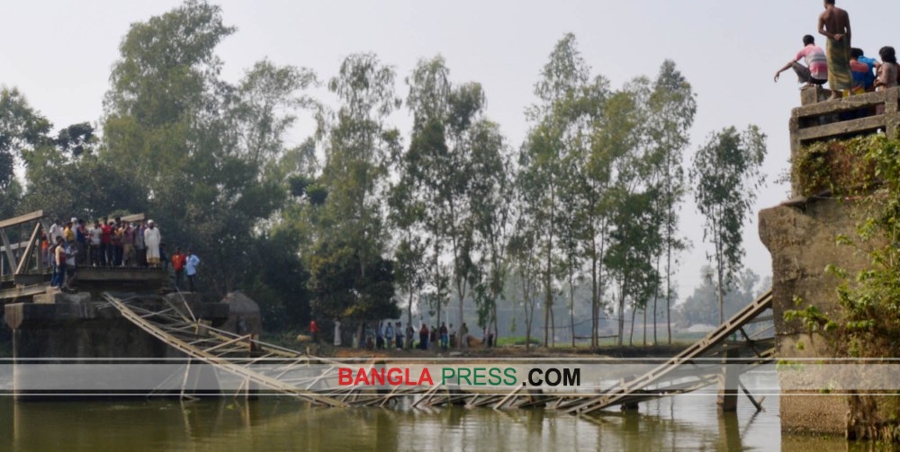 ধুনটে ট্রাকসহ সেতু ভেঙে খালে: যোগাযোগ বিচ্ছিন্ন