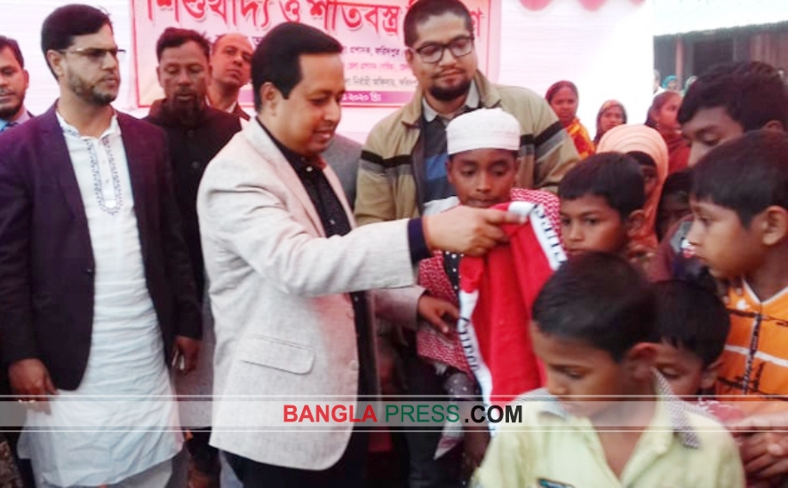 অসহায় মানুষের জন্য শীতবস্ত্র নিয়ে গেলেন ডিসি