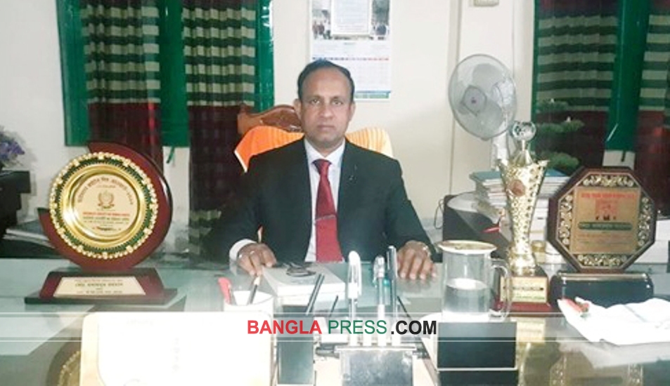 বঙ্গবন্ধু ও বিবেকানন্দ এ্যাওয়ার্ড পেলেন নবকাম কলেজের অধ্যক্ষ ওবায়দুর!