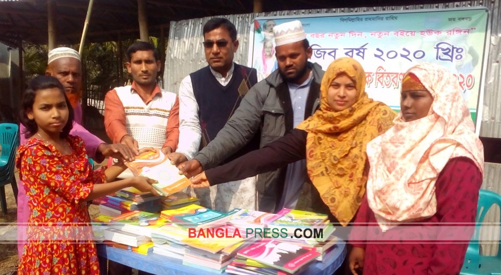 ডোমারে এবতেদায়ী মাদ্রাসায় শিক্ষার্থীদের মাঝে বই বিতরণ