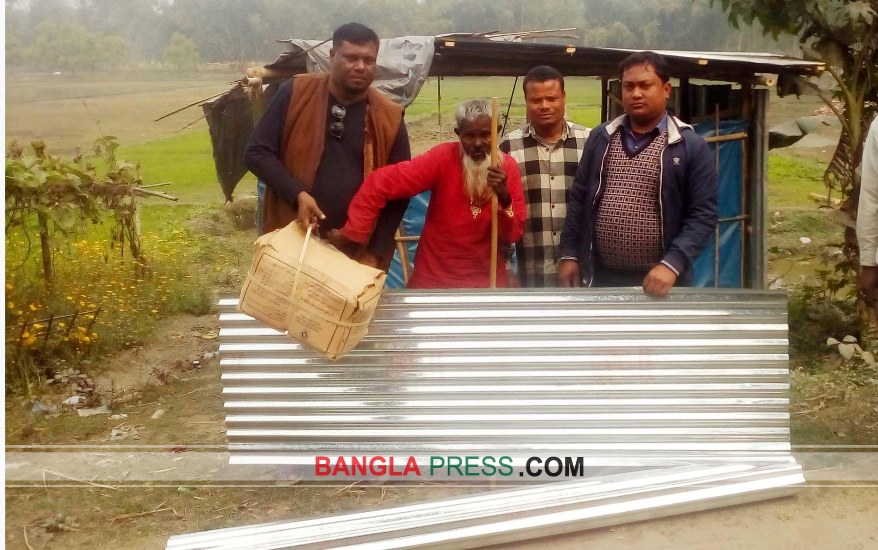 ডোমারে অসহায় ছলেমানকে সহায়তা দিলেন পিআইও জিয়াউর রহমান