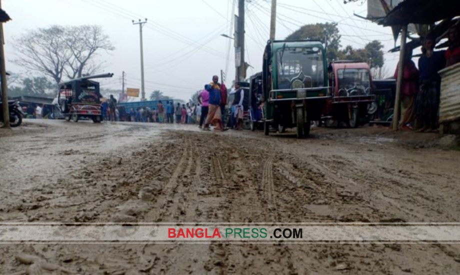 বিপদজ্জনক রাস্তায় চলন্ত গাড়ী যাচ্ছে দোকানে-পুকুরে আর বাড়িতে!