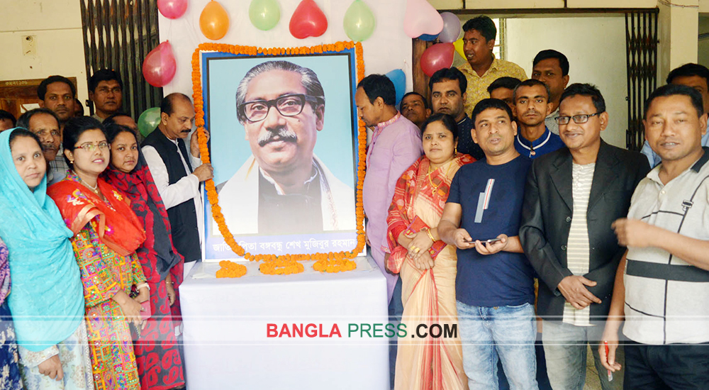 জন্মশতবর্ষে বঙ্গবন্ধুর প্রতিকৃতিতে ধুনট পৌরসভার শ্রদ্ধা