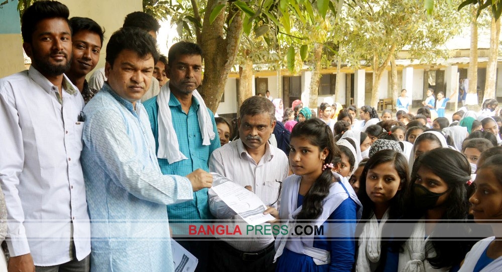ধুনটে করোনা প্রতিরোধে লিফলেট বিতরণ