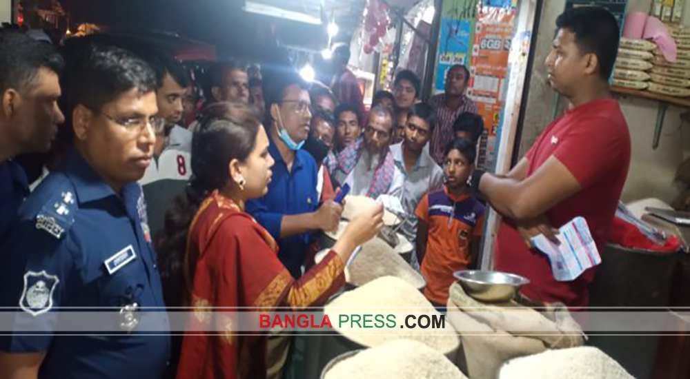 গৌরীপুরে ভ্রাম্যমাণ আদালতের অভিযান-একাধিক দোকানদারের পলায়ণ