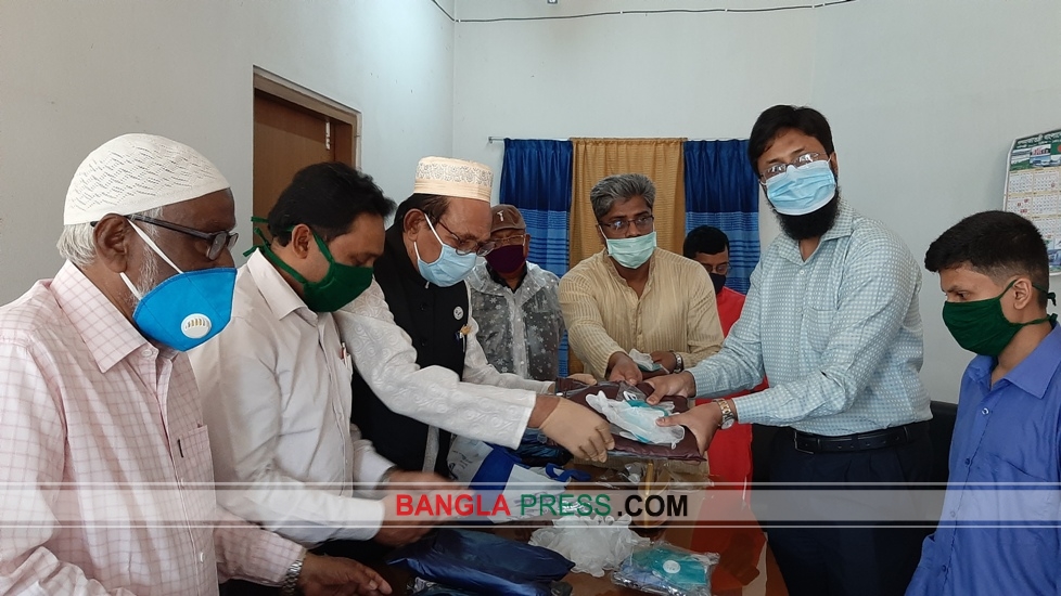 করোনা ভাইরাস প্রতিরোধে মসজিদ,হাসপাতাল ও রাস্তায় জীবানু নাশক স্প্রে