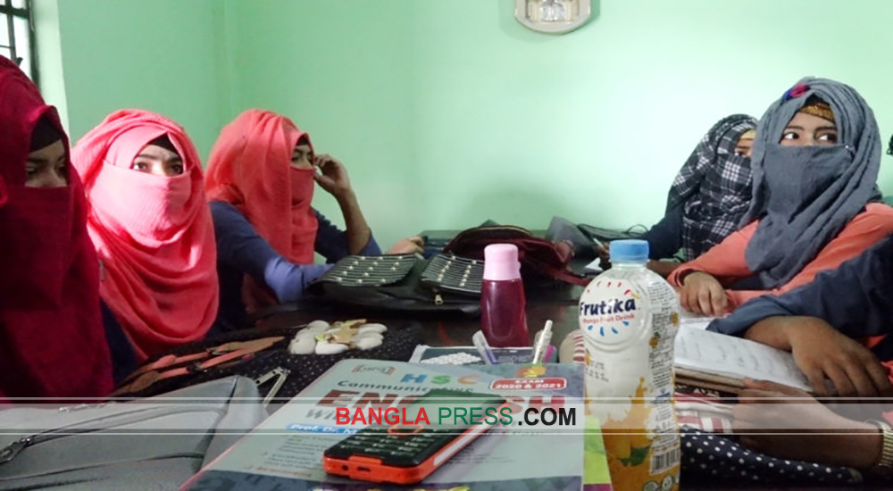প্রশাসনকে বৃদ্ধাঙ্গুলি দেখিয়ে চলছে কোচিং সেন্টার