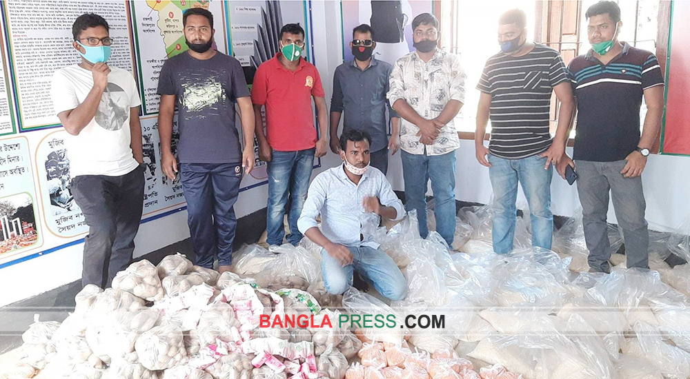 ২৫০ দ‌রিদ্র প‌রিবা‌রের মা‌ঝে 'আইকন-২০০৬' এর ত্রাণ বিতরণ