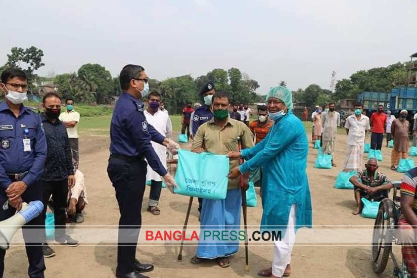 শারীরিকভাবে অক্ষম এবং কর্মহীন হয়ে পড়া পরিবহন শ্রমিকদের পাশে ঝিনাইদহ পুলিশ