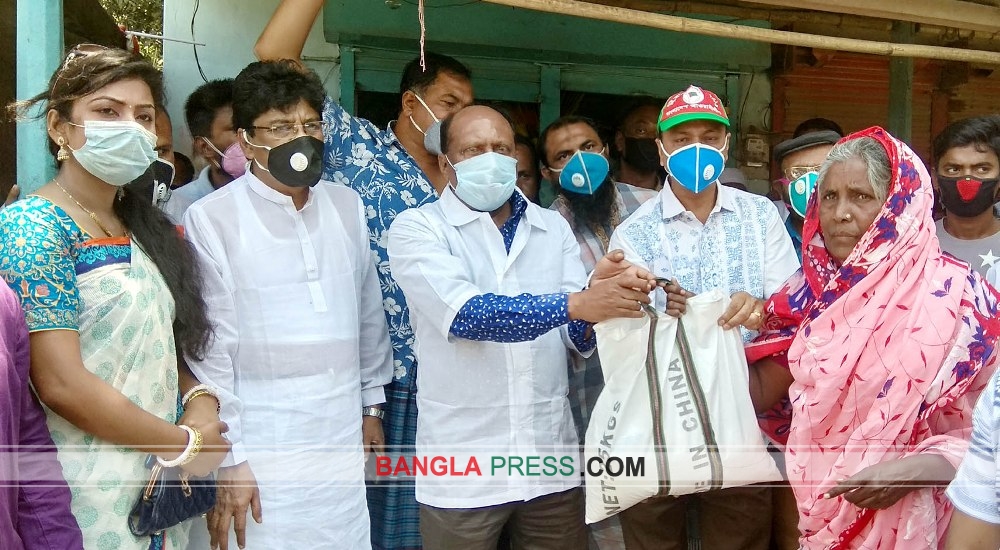 ধুনটে কর্মহীনদের পাশে জেলা আ.লীগ সভাপতি