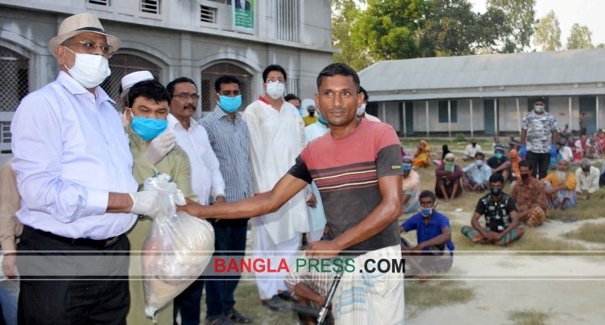 স্বেচ্ছায় গৃহবন্দীদের বাড়িতে খাবার পৌছে দিচ্ছে সরকার-হাবিবর রহমান এমপি