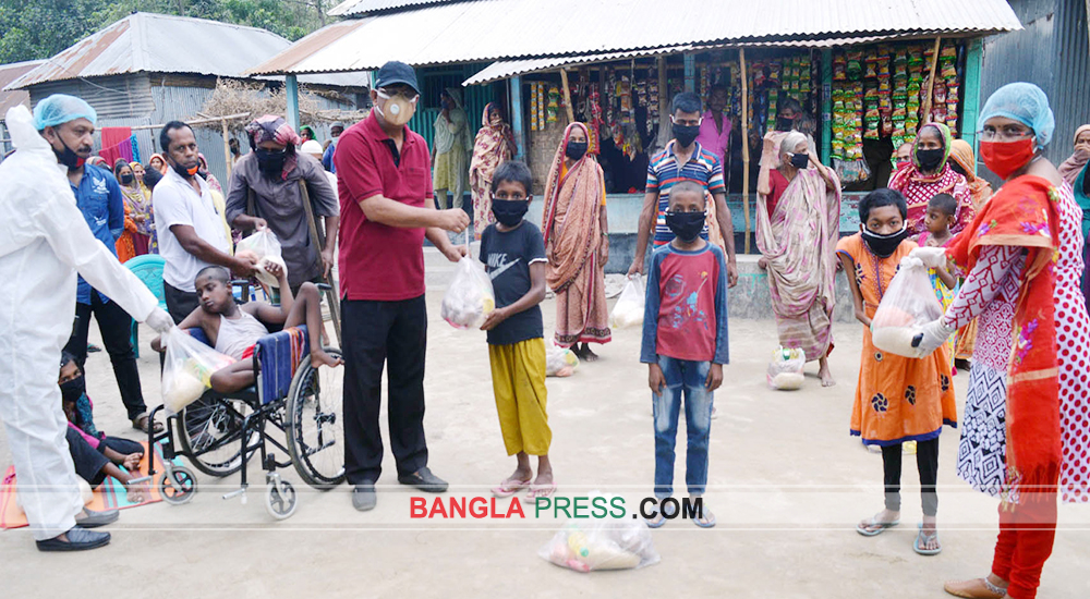 ধুনটে প্রতিবন্ধিদের পাশে মুকুট মণি