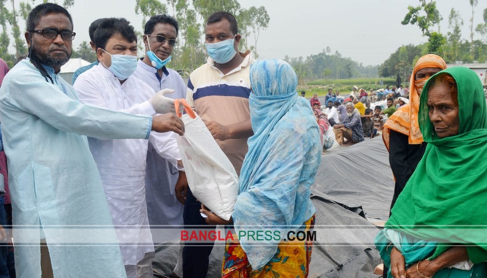 ধুনটে কর্মহীনদের পাশে আ.লীগ নেতা নবাব