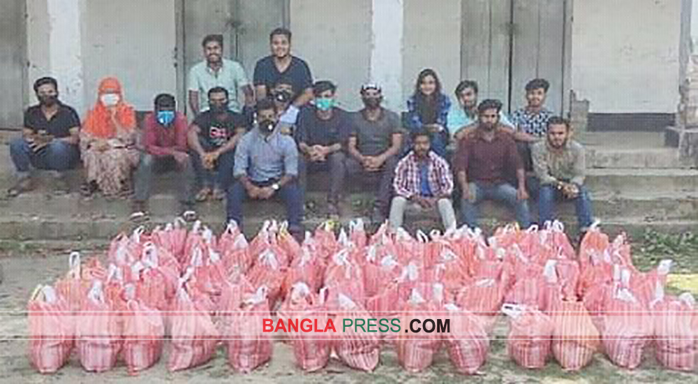 বালিয়াডাঙ্গীতে শিক্ষার্থীদের উদ্যোগে 'গ্রিন ভয়েস' এর সহায়তায় ত্রাণ বিতরণ