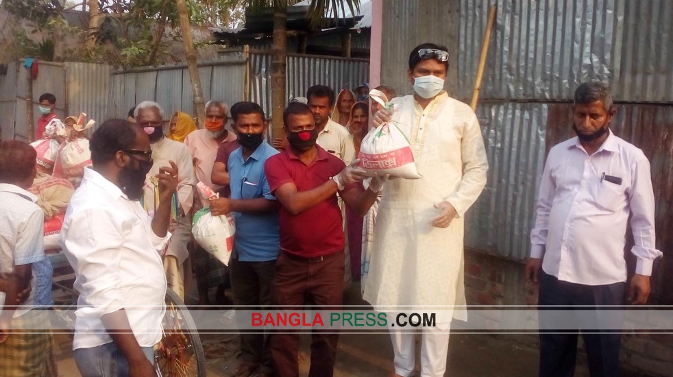 চিলাহাটিতে দুঃস্থ ও অসহায় মানুষের মাঝে ত্রান বিতরণ