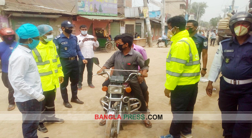 ডোমারে দোকান ও মোটর সাইকেল আরোহীকে ভ্রাম্যমান আদালতে জরিমানা