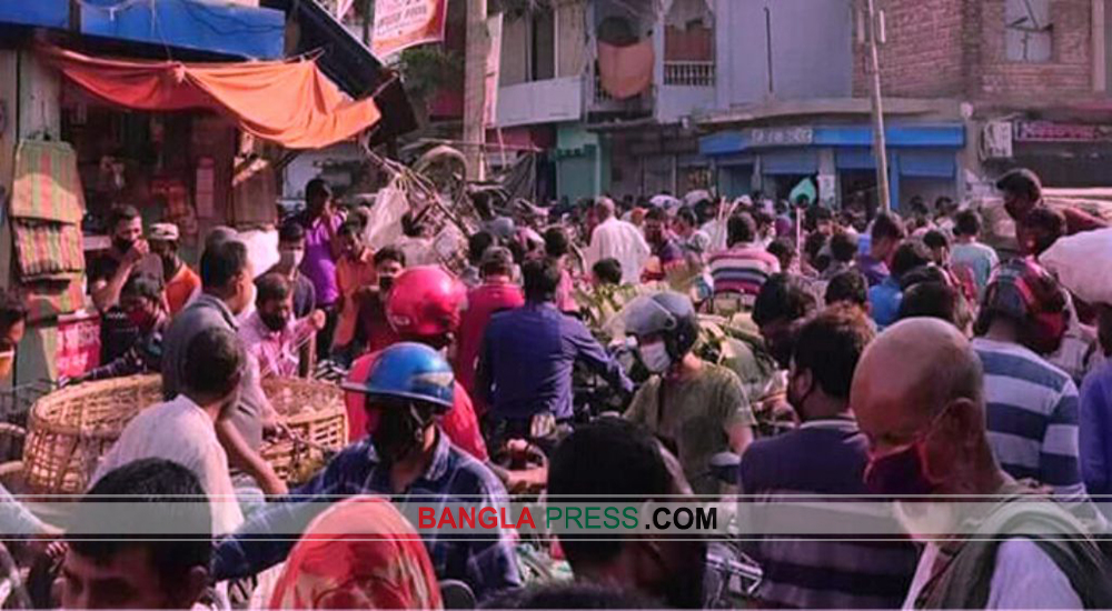 কালীগঞ্জ উপজেলাকে 'লক ডাউন' ঘোষণা নিয়ে ধুম্রজাল, কাঁচা বাজারে হাজার হাজার মানুষ