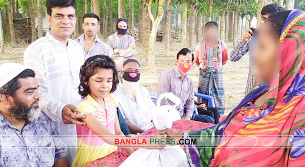বোয়ালমারীতে কর্মহীনদের মাঝে খাদ্য সামগ্রী বিতরণ