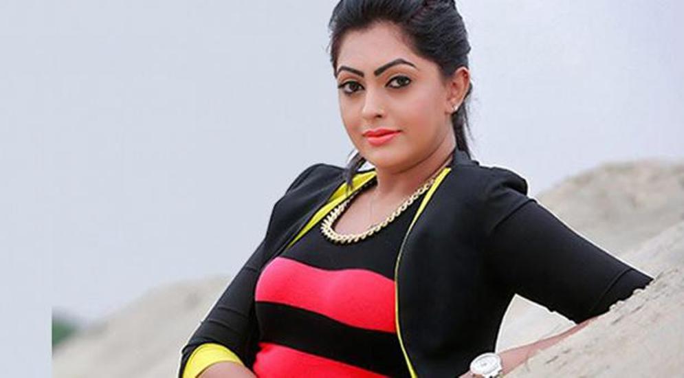 শবে বরাতের রাতে পুলিশদের খাওয়ালেন নিপুণ
