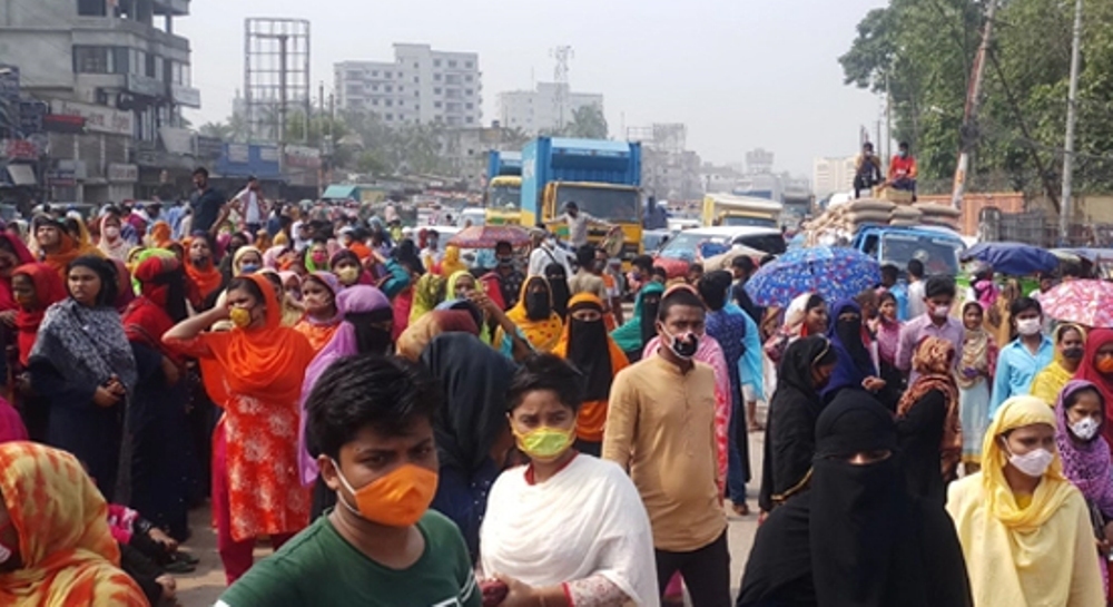 গাজীপুরে শতভাগ বেতনের দাবিতে পোশাক শ্রমিকদের বিক্ষোভ-ভাঙচুর