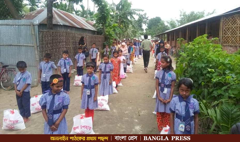 তেঁতুলিয়ায় শিশু ও ঘরবন্ধী মানুষ পেল শিশু স্বর্গের ঈদ উপহার