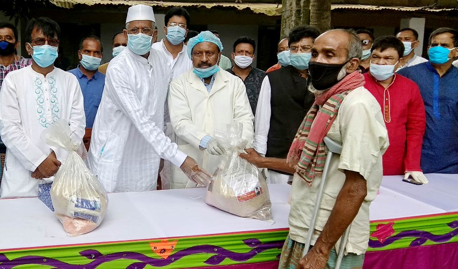 ধুনটে ৬’শ পরিবার পেল এমপি হাবিবের ত্রাণ