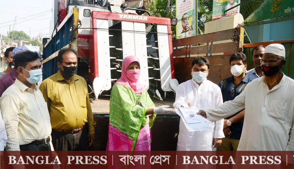 ধুনটে কৃষকের হাতে ভর্তুকির কম্বাইন্ড হার্ভেস্টার হস্তান্তর