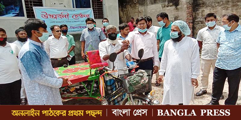 ঝিনাইদহে করোনায় কর্মহীন বৃদ্ধকে অটো ভ্যান উপহার