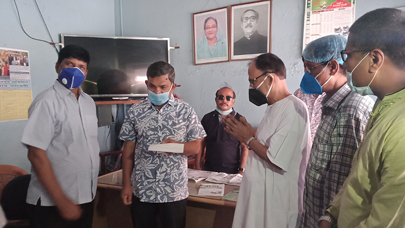 পাবনায় এমপি'র হাতে ৫ লক্ষ টাকার চেক প্রদান করলেন অনুকূলচন্দ্র সৎসঙ্গ