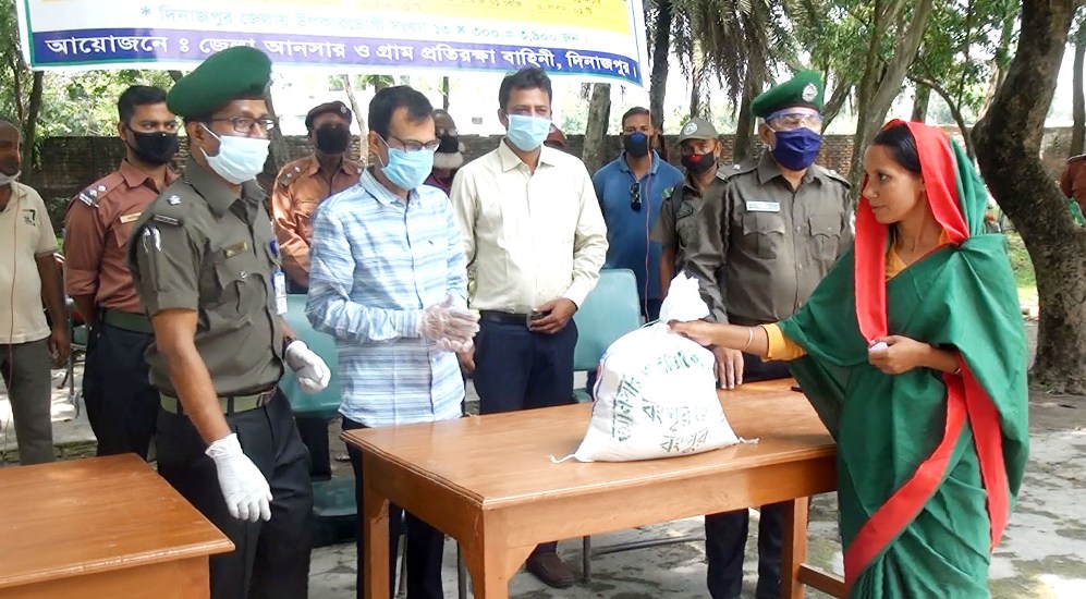 ফুলবাড়ীতে আনছার ভিডিপি সদস্যদের মাঝে ত্রাণ বিতরণ