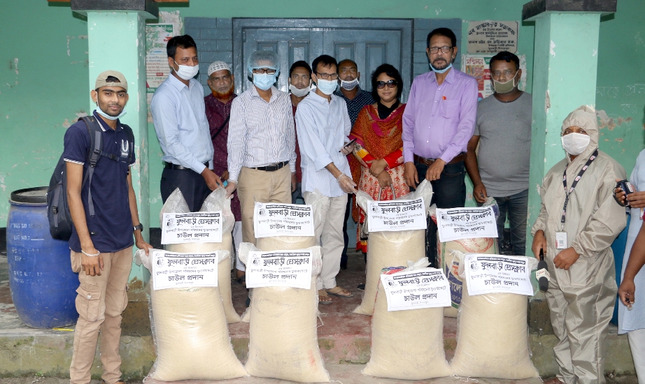 দুস্থদের ‘ফুড বাস্কেট’ এ ফুলবাড়ী প্রেসক্লাবের খাদ্য সহায়তা প্রদান