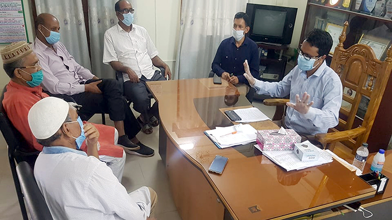 স্বাস্থ্যবিধি মেনে ফুলবাড়ীতে খুলেছে দোকানপাট