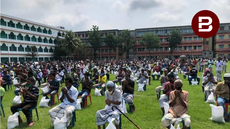 পাবনায় পরিবহন শ্রমিকদের মাঝে শিমুল বিশ্বাসের খাদ্য বিতরণ