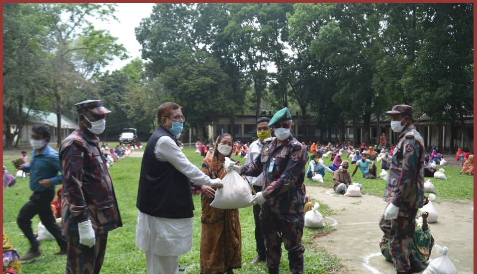 তেঁতুলিয়ায় ১৮ বিজিবির ত্রান সামগ্রী বিতরণ