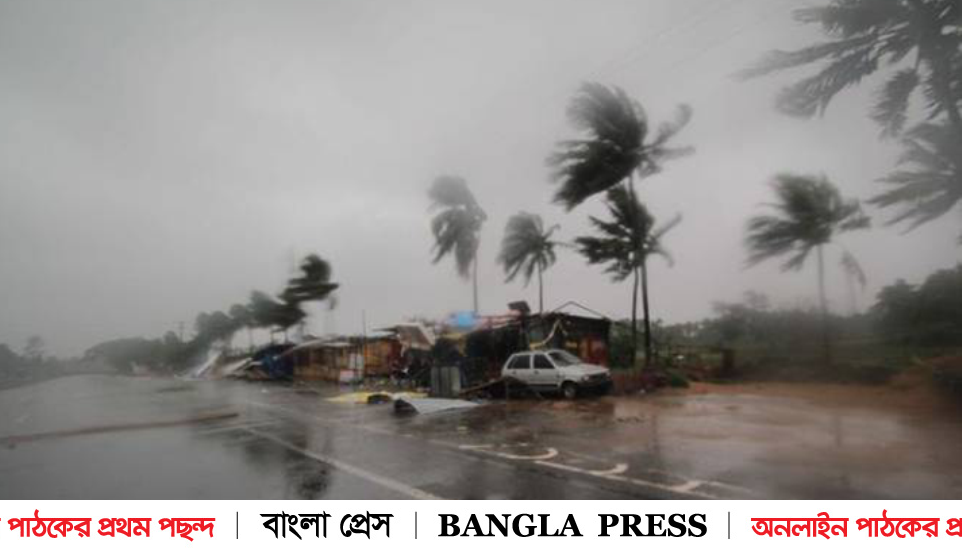 বাংলাদেশের উপকূল অতিক্রম করছে ঘূর্ণিঝড় আম্পান