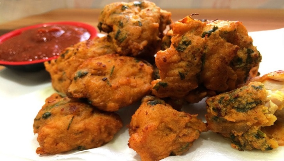 ইফতারে রাখুন ঘরে বানানো মচমচে চিকেন পাকোড়া