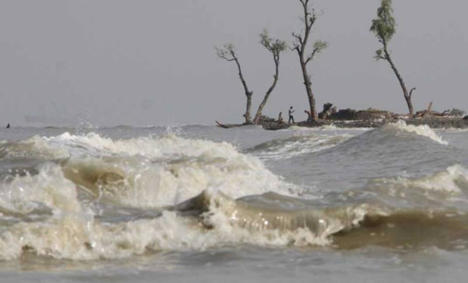 ঘণ্টায় ২০ কিলোমিটার গতিতে এগিয়ে আসছে ঘূর্ণিঝড় আম্পান