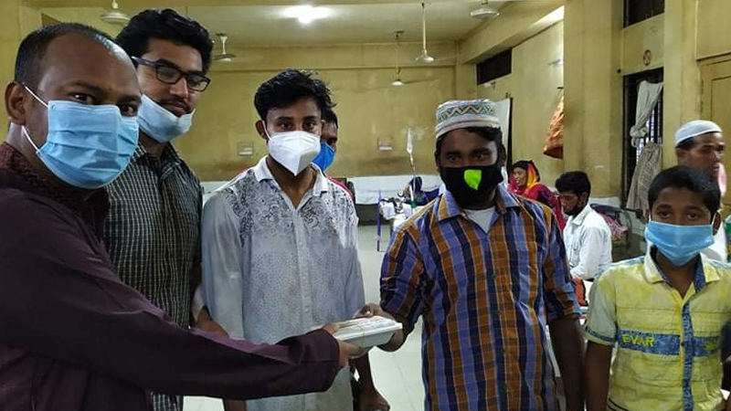 পাবনা পৌর ছাত্রলীগের উদ্যোগে ইফতার সামগ্রী বিতরণ
