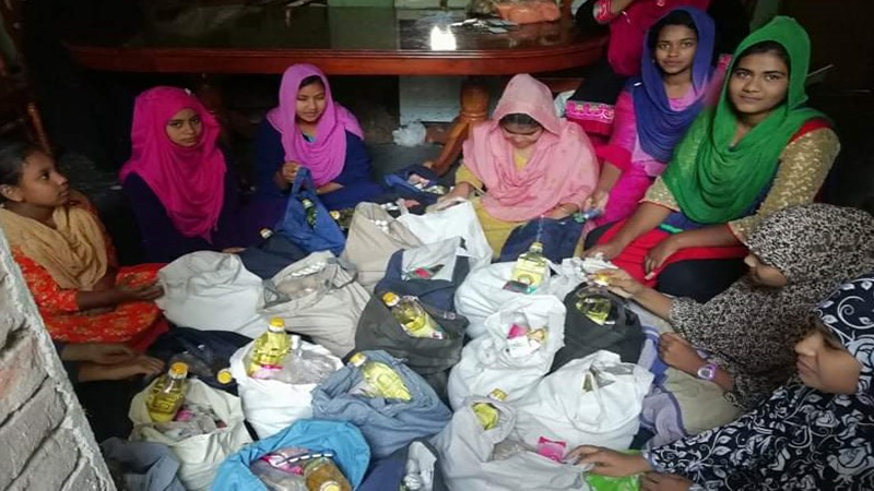 ঈশ্বরদীতে ওসাকা'র উদ্যোগে কিশোরী ক্লাবের ত্রাণ বিতরণ