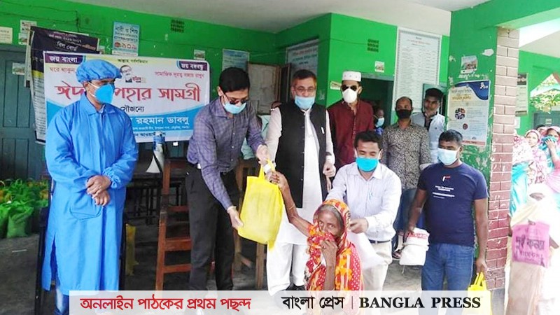 বাংলাবান্ধা ইউনিয়নে উপজেলা চেয়ারম্যানের ঈদ উপহার সামগ্রী বিতরণ