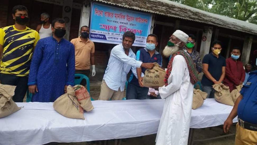 রাজারহাটে মানবিক উন্নয়ন ফাউন্ডেশনের ত্রাণ বিতরণ