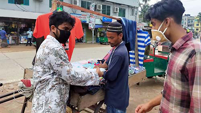 লক্ষ্মীপুরে আদর্শ মানব কল্যাণ সংগঠনের খাবার বিতরণ