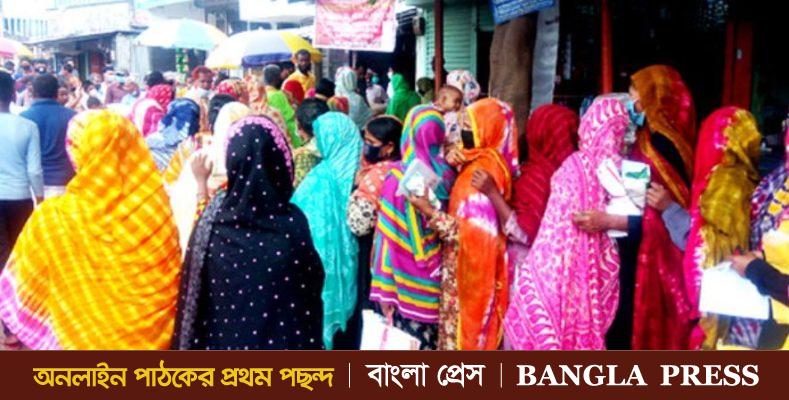 ১০ টাকা কেজি দরের চাল কিনতে নেই সামাজিক দূরত্বে বালাই