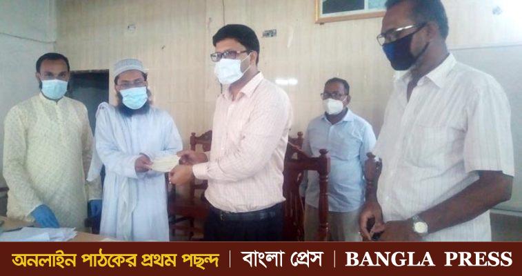 বোয়ালমারীতে মসজিদের ইমামদের হাতে প্রধানমন্ত্রীর নদগ অর্থ তুলে দিলেন ইউএনও
