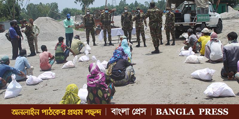 পাথর শ্রমিকদের মাঝে সেনাবাহিনী ত্রাণ বিতরণ