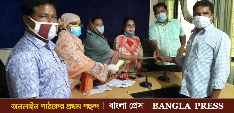ডোমারে নন এমপিও ভুক্ত শিক্ষকদের মাঝে প্রমোদনা বিল প্রদান