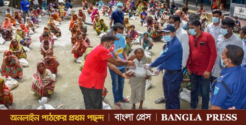 গাইবান্ধায় প্রথম আলো ট্রাষ্টের ত্রাণ বিতরণ